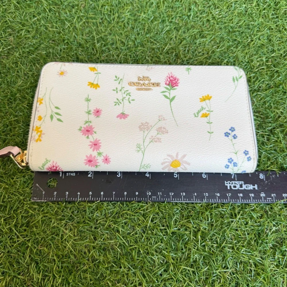 COACH Accordion Zip Around Wallet White Floral Wildflower Print C4452